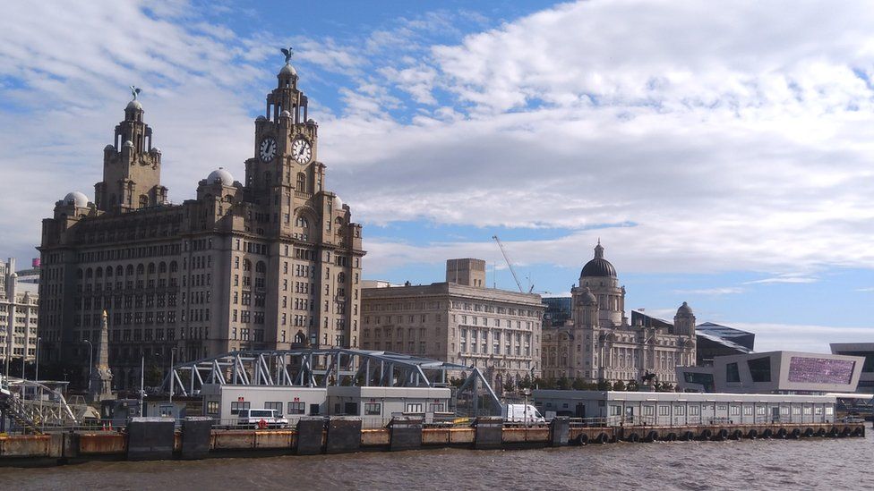 liverpool city showing the Liver Building