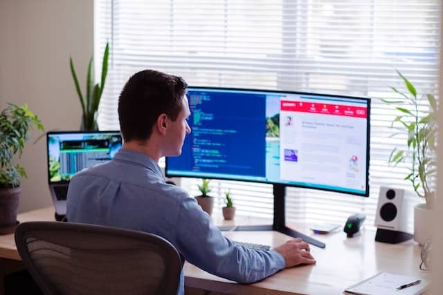 project manager using project management software